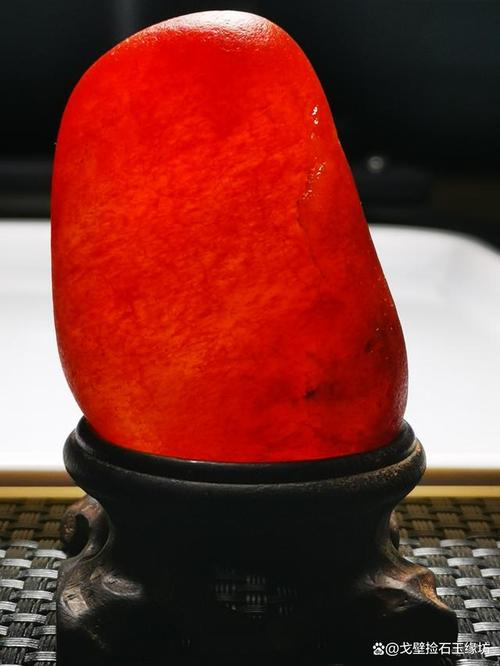 对于有着悠久历史的中国玉,对红色的偏爱更有强烈的热爱,金丝玉素以