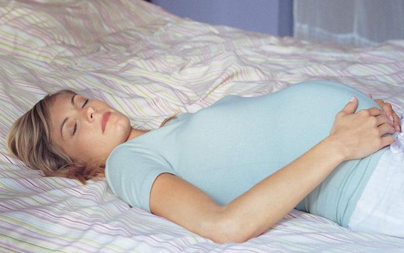 胎位不正是和孕妇睡觉的姿势有直接关系吗