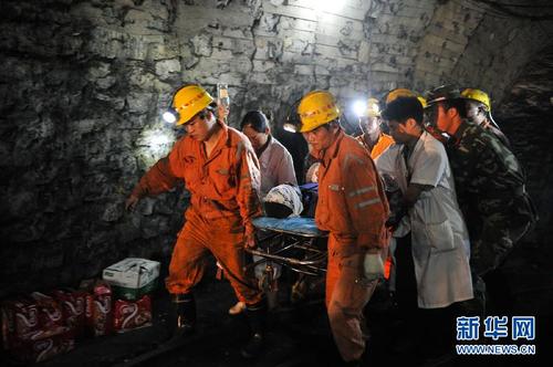 经过救援人员近80个小时的营救,在湖南耒阳茄莉冲煤矿透水事故现场,4