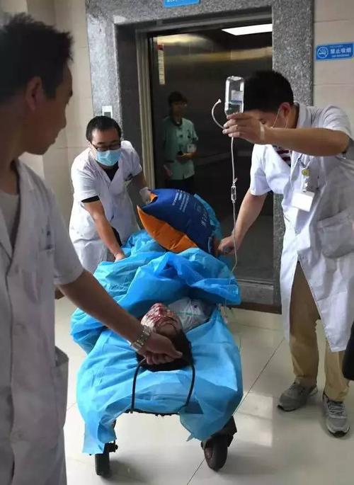 西汉高速洋县段发生车祸,6人受伤,医院全力抢救