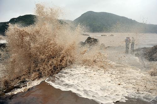   8月8日,巨浪正冲向浙江省苍南县霞关镇的一条海边马路