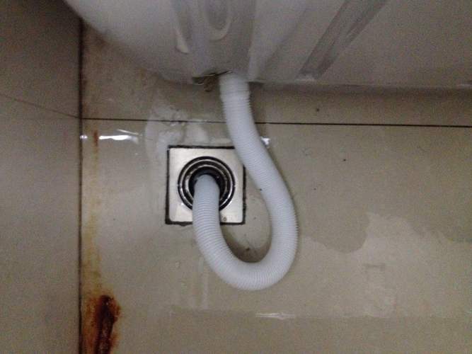 洗衣机排水管可不能直接插在地漏里否则天天往外溢水