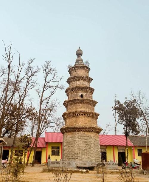 大兴寺塔位于内黄县城西南17.5公里处,因地属裴村,俗称裴村塔.