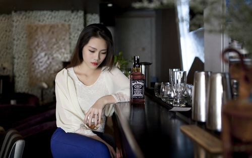 亚洲女孩悲伤,酒吧,威士忌酒 壁纸 - 2560x1600