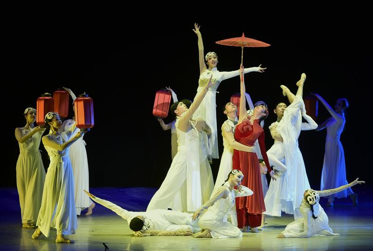 2月9日,在香港红磡体育馆,中国东方歌舞团的演员表演大型舞蹈史诗