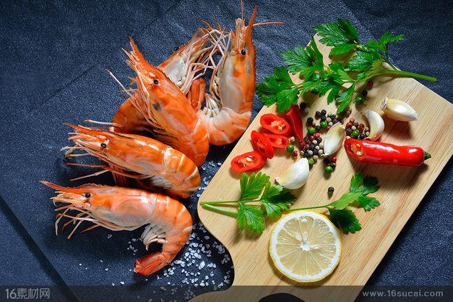 鲜虾和木板上的菜品高清摄影图片