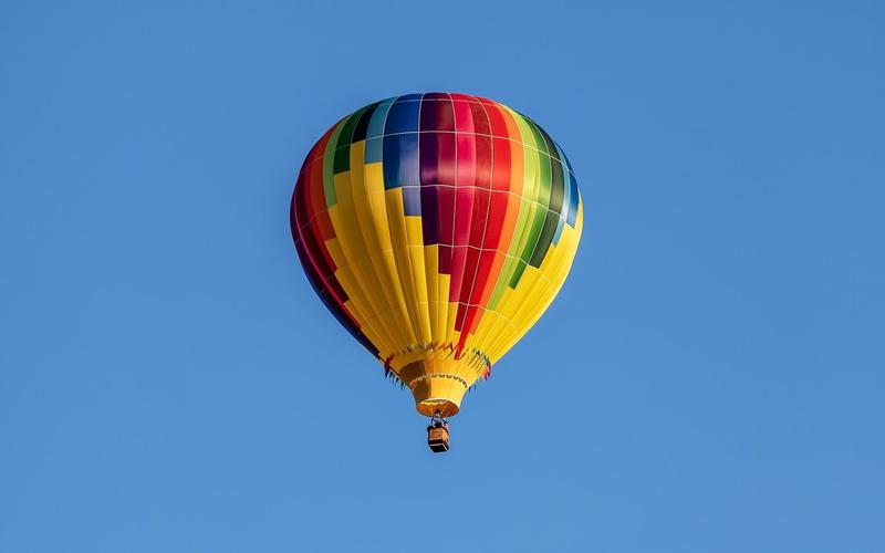 翱翔天空的热气球高清桌面壁纸