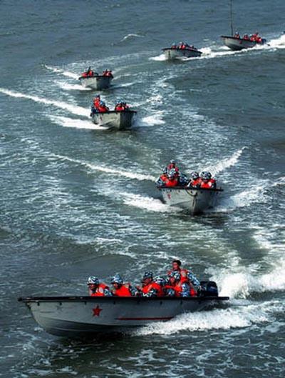 图文:中国海军陆战队冲锋舟抢滩登陆
