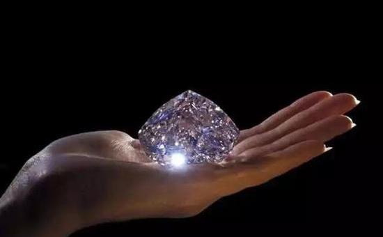世界上最大的顶级颜色钻石——"世纪之钻"