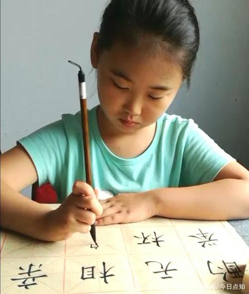 枣庄8岁女孩写一手漂亮的毛笔字,受到称赞