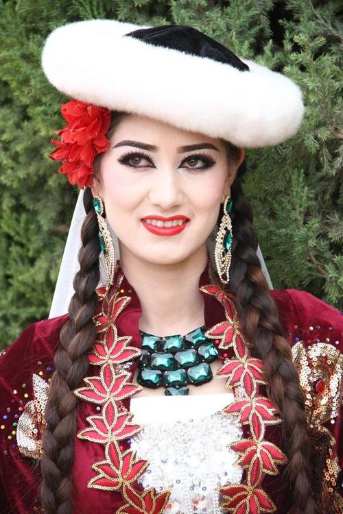 实拍:新疆迷人的维吾尔长辫子姑娘