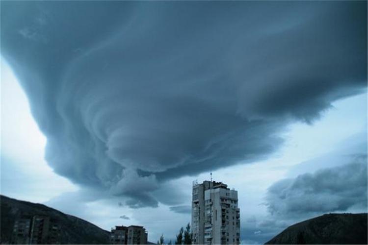 巴西上空出现罕见天空异象天仿佛要塌下来或印证玛雅预言