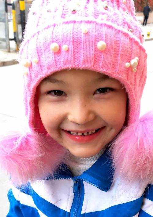 漂亮的维吾尔族小姑娘,甜甜的笑脸上还挂着小酒窝