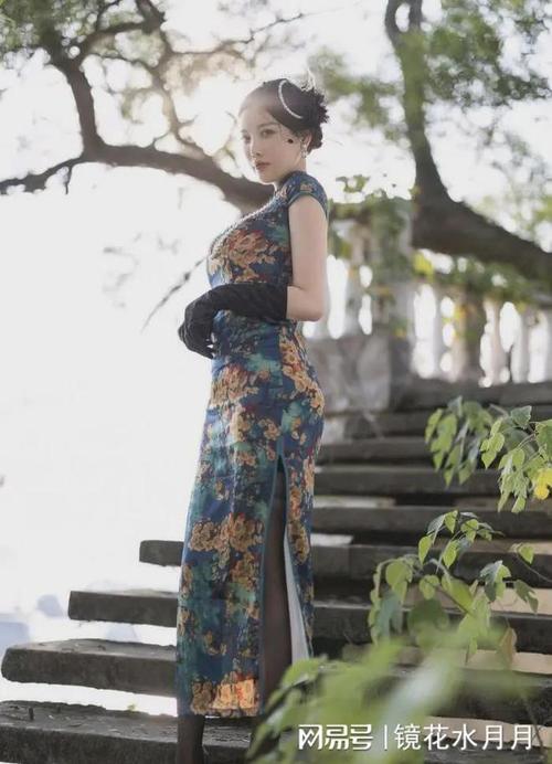 美女图集:旗袍配黑丝,雍容华贵性感优雅|长腿_网易订阅