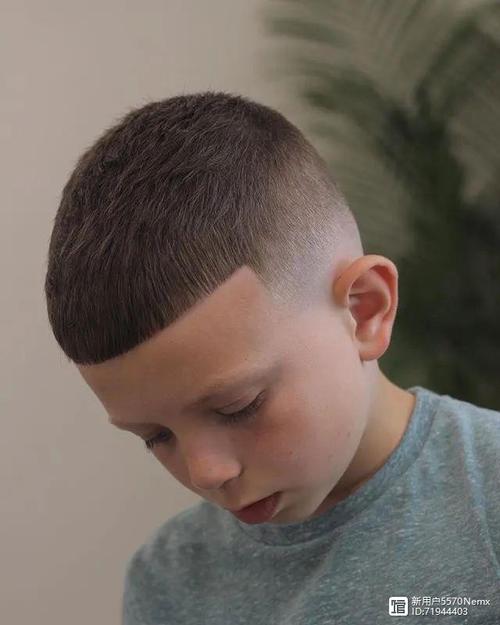 小男孩寸头发型飞机头还可以选择在侧面加入一道刻痕,顶部头发用造型