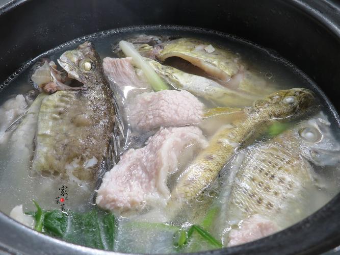 天冷了广东媳妇教你这样煲鱼汤加上它鱼汤清甜鲜美晚餐很简单