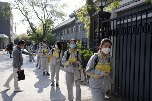 4月27日,北京二中高三学生出示健康码进入校门.