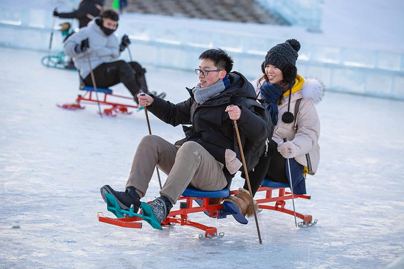 尽享冬日狂欢哈尔滨冰雪大世界冰上娱乐项目让你嗨翻天!_新华丝路