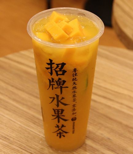 和其他芒果水果茶不同的是,苏阁加入1/4个香水柠檬,还有秘制的泰式茶