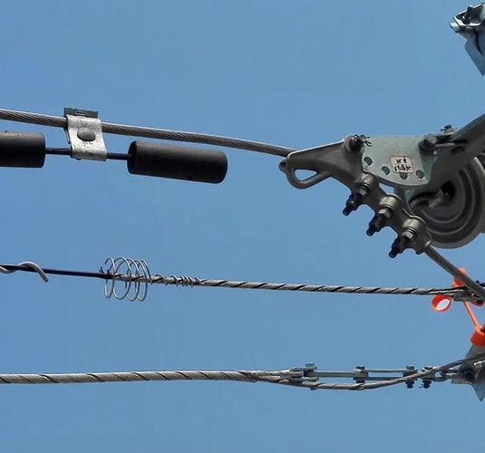 耐张线夹是用于将导线或避雷线固定在非直线杆塔的耐张绝缘子串上,起