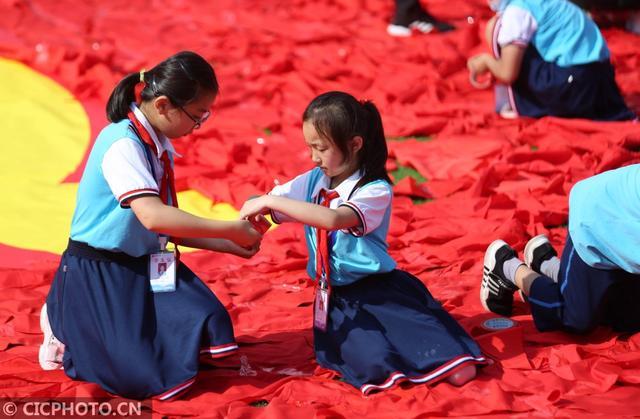 2020年6月29日,山东省临沂市沂南县第一实验小学,小学生在操场上用