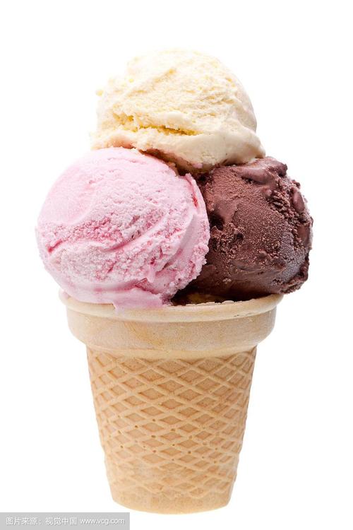 有三种不同冰淇淋球的甜筒