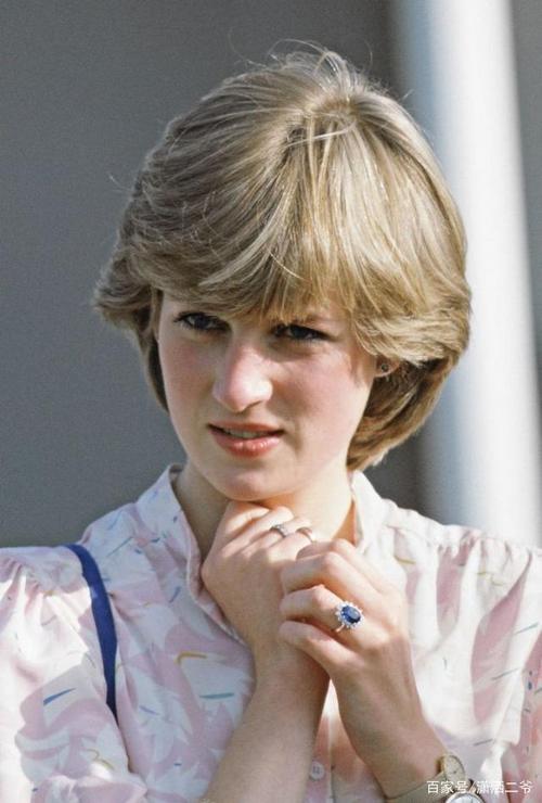 18 1981年7月,举行婚礼几周前,戴安娜与查尔斯王子在考德雷公园马球