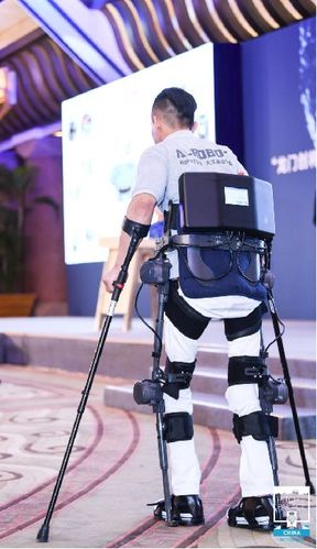 外骨骼机器人让下肢功能障碍患者重新行走
