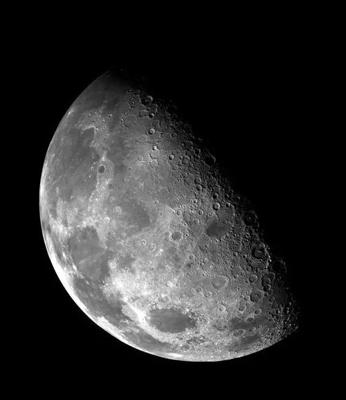 在于月球两极的寒冷地带,水结成的冰可能永久存在于陨石坑内的阴影中