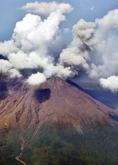 日本小笠原群岛的西之岛火山于4日再次喷发,形成的灰色烟柱高达1500米