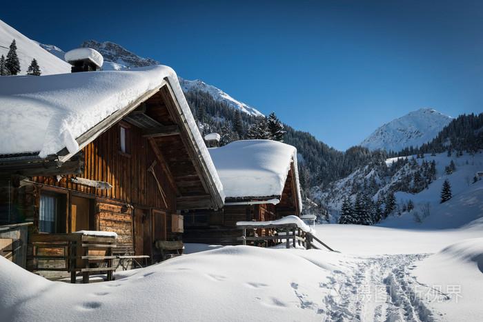 在很多雪的冬天奥地利山上的木结构房屋