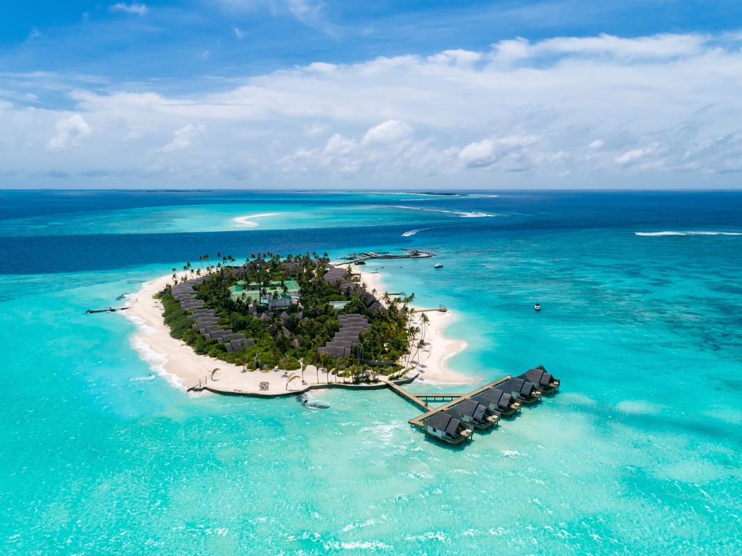 欢迎来到阿雅达岛,一个位于马尔代夫南部卡夫大鲁环礁内的豪华度假村.
