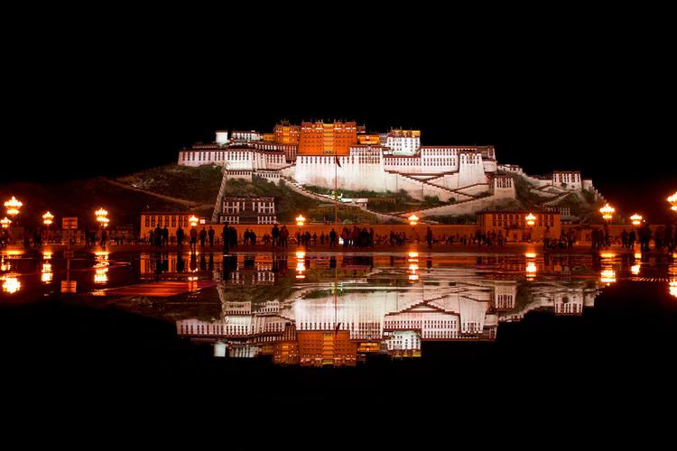 夜色中美丽的布达拉宫夜景西藏旅游风景图