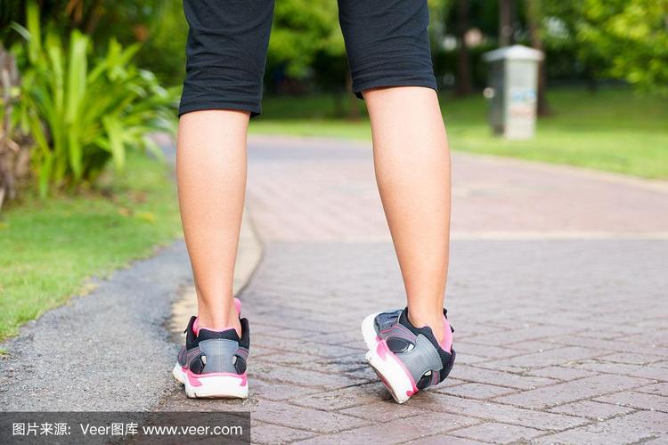 运动女性在公园慢跑或跑步时扭伤脚踝.