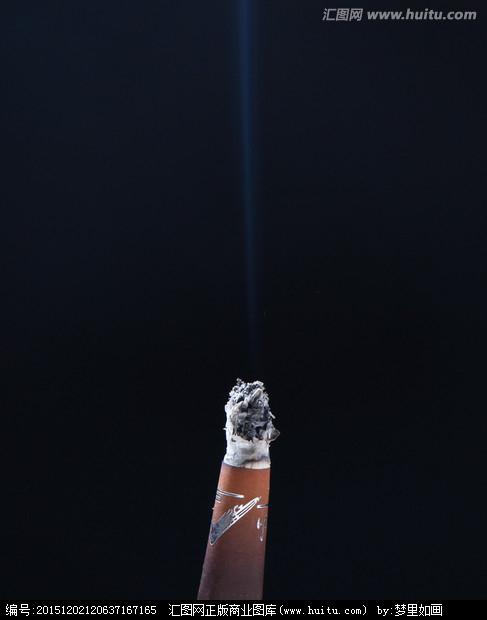 一支燃烧的香烟图片香烟在指尖燃烧的图片