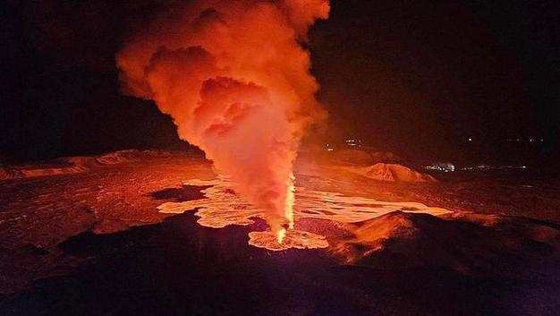 冰岛火山再喷发岩浆高达80米