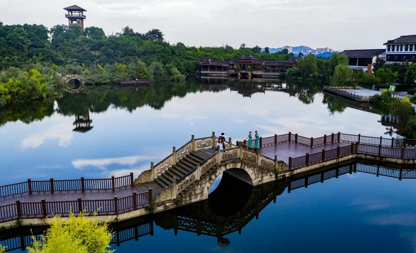  p>张坝桂圆林公园位于四川省泸州市,临长江而建,占地面积4500亩,其中