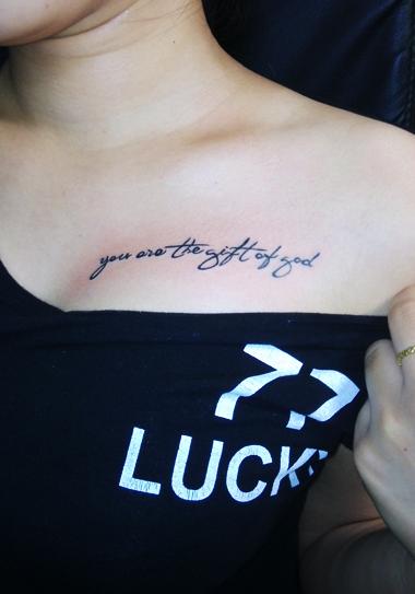 女孩胸前字母纹身图案