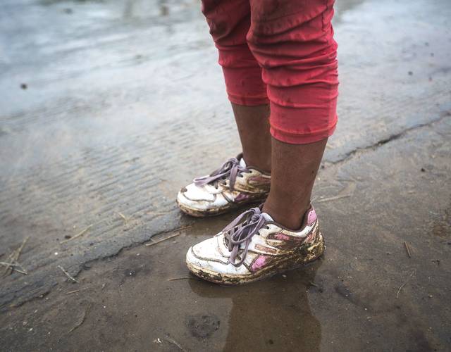 真真就一双鞋子,一到阴天下雨,鞋子湿了,也没得换.