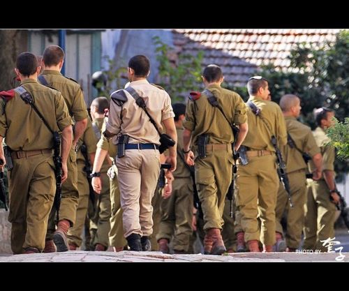 以色列实拍以色列街头荷枪实弹的大兵