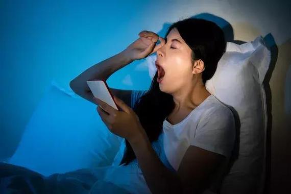睡觉时,手机放床头辐射有多大?放多远不伤身?今天一扫你的困惑