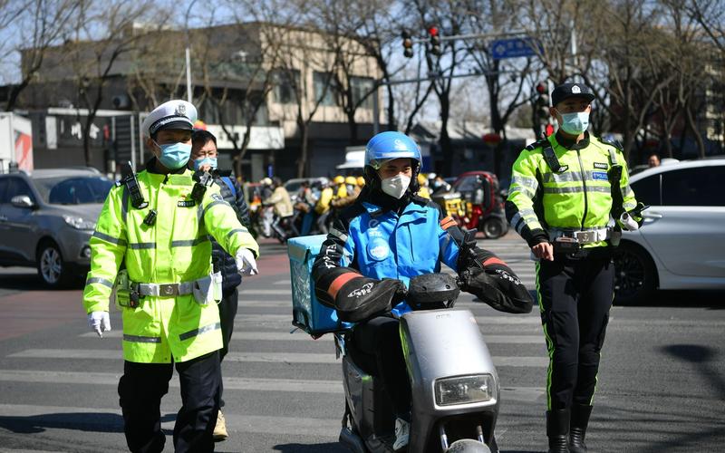 北京交警严查非机动车违法行为斑马线上禁止骑行