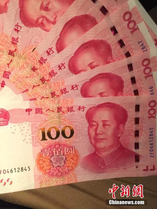 新版百元人民币发行 市民换新钞