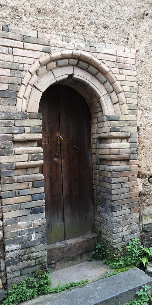 长汀民居的大门很有特色,巧妙运用砖的造型,构筑拱形砖门,在朴素中