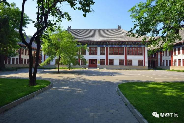 之心来到北大校园,这是中国最美丽的校园之一,她原先是燕京大学的校园