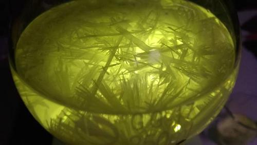 虽然经常也有人做出过碳酸钠结晶,不过刻意制造透明单晶的话还是很难