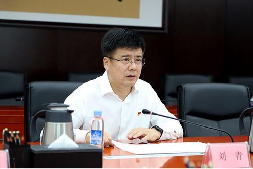 图为甘肃银行党委书记,董事长刘青致辞