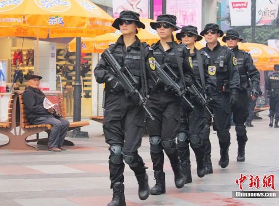 成都黑豹女子特警队员持95步枪92式手枪上路巡逻(1)(组图)