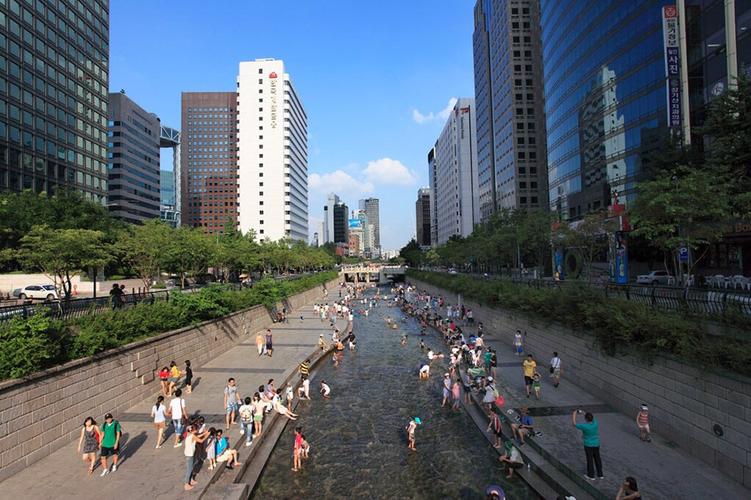 清溪川是韩国首尔市中心的一条河流,大家应该都听说过清溪川的故事吧