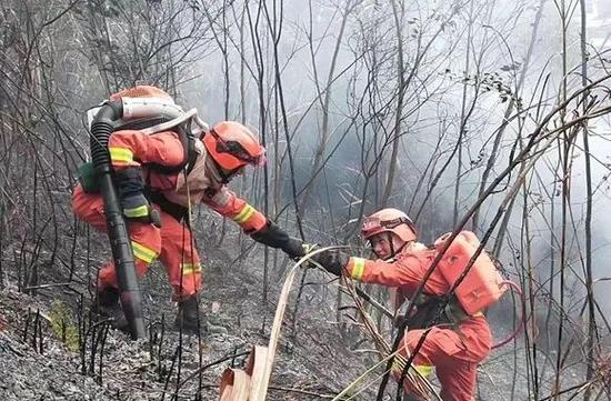 三明发生森林火灾消防员奋力7小时时将火扑灭